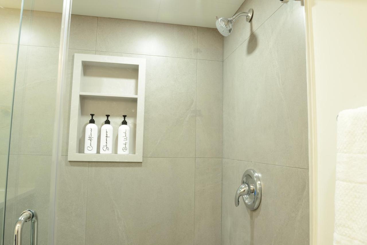 Spacious 2-Bed-Room Near Yonge & Major Mackenzie Richmond Hill Dış mekan fotoğraf